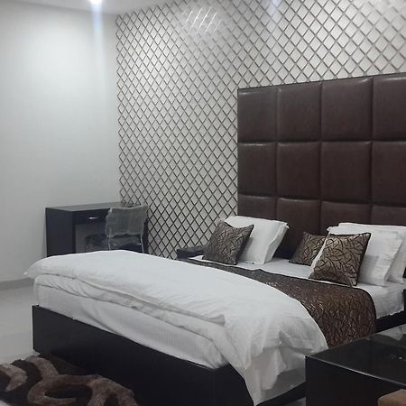 Hotel Mandakini Lush Kanpur Extérieur photo