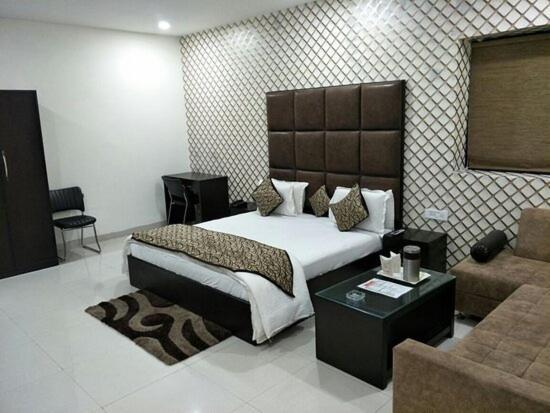 Hotel Mandakini Lush Kanpur Extérieur photo