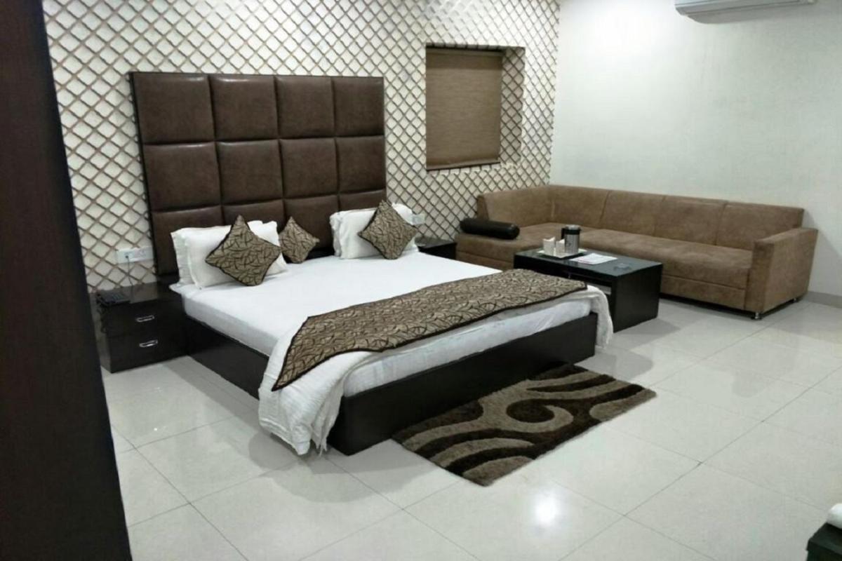 Hotel Mandakini Lush Kanpur Extérieur photo