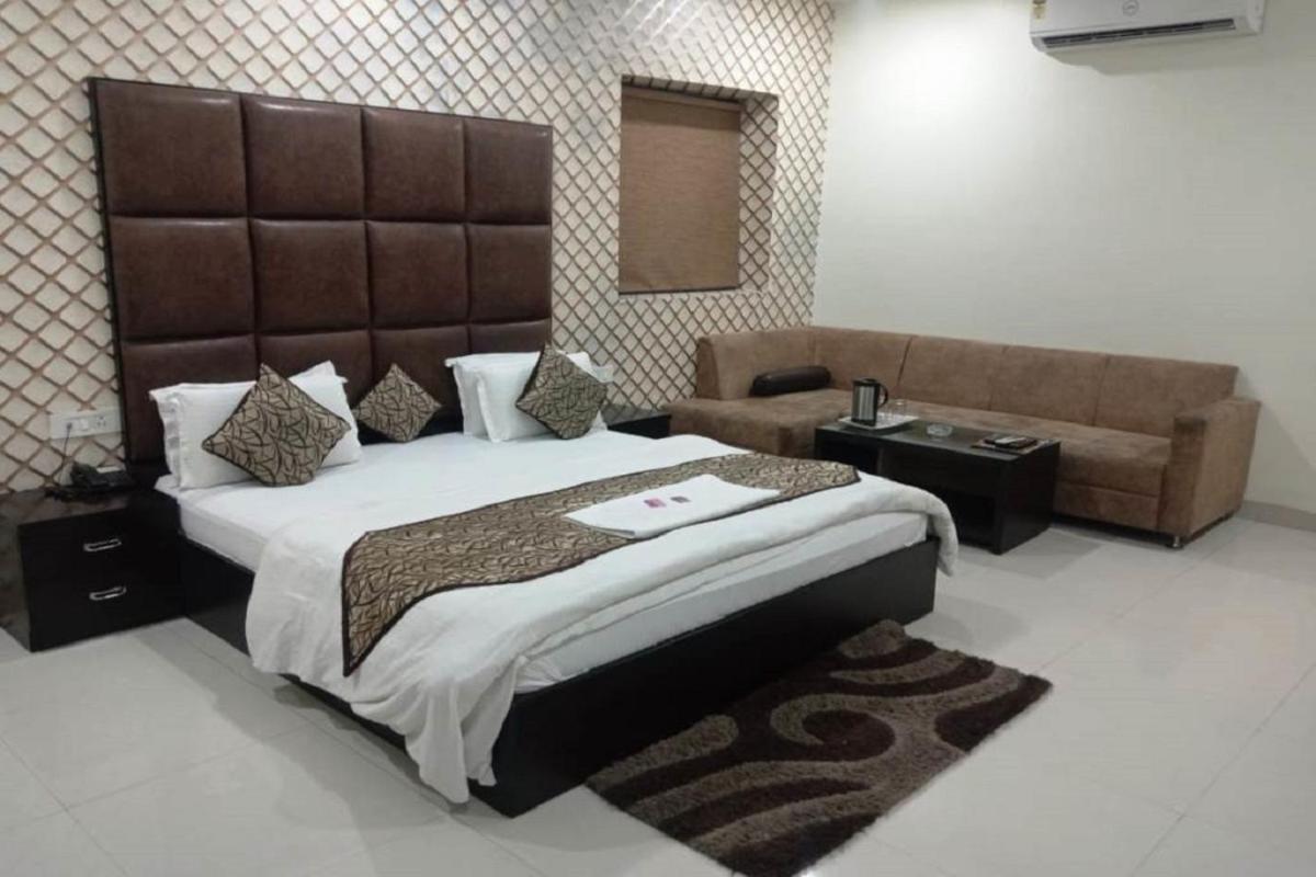 Hotel Mandakini Lush Kanpur Extérieur photo