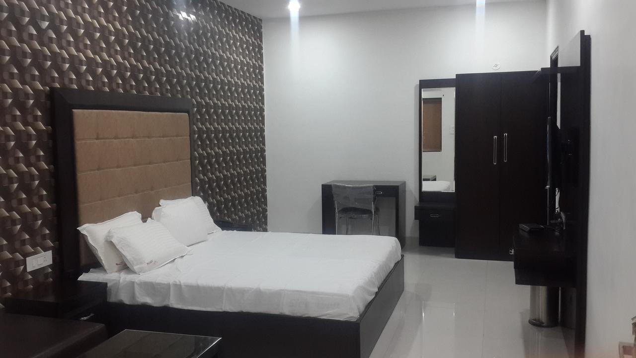 Hotel Mandakini Lush Kanpur Extérieur photo