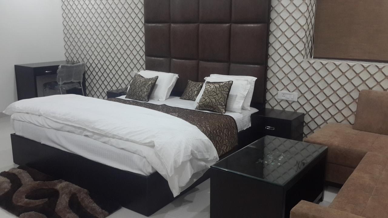 Hotel Mandakini Lush Kanpur Extérieur photo