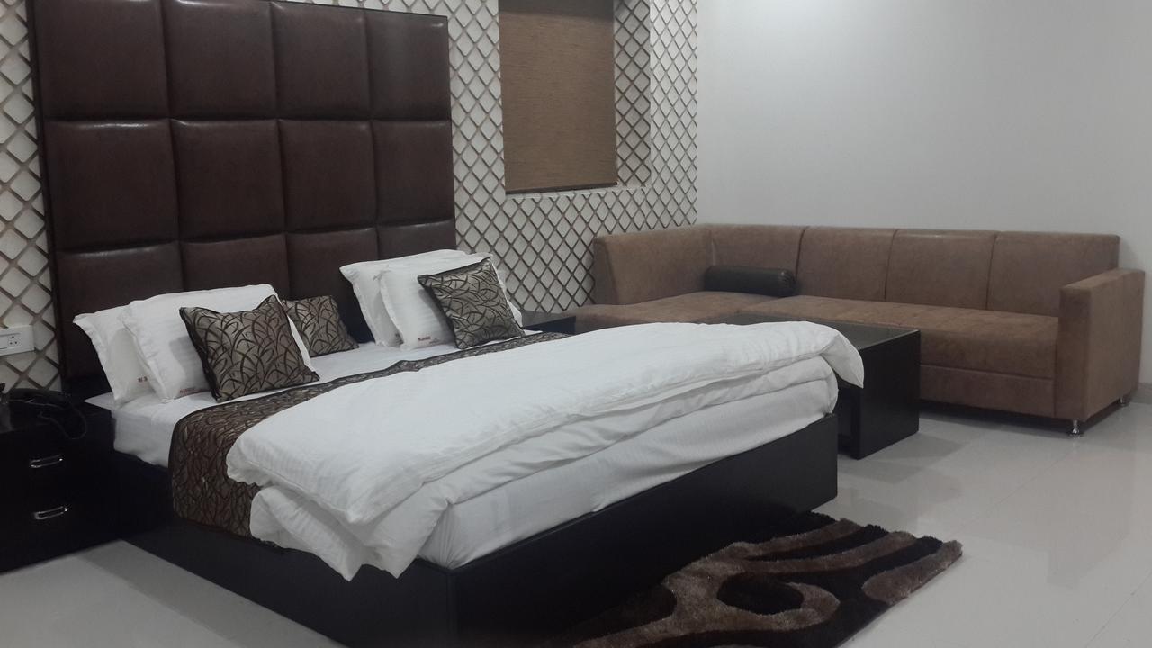 Hotel Mandakini Lush Kanpur Extérieur photo